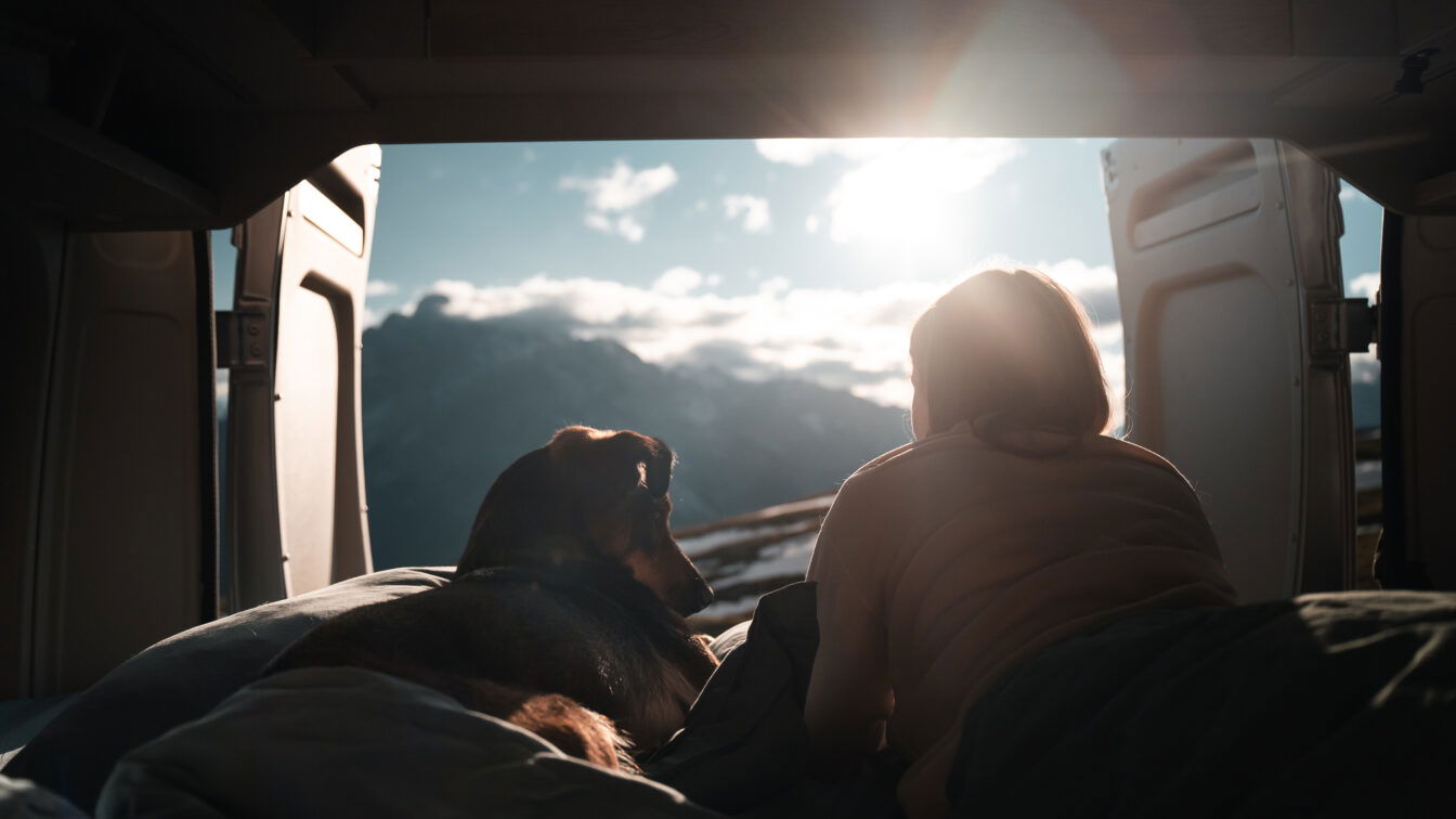 (c) frameduo | 1000things Creator Community Blick aus dem Camper mit Hund und Frau