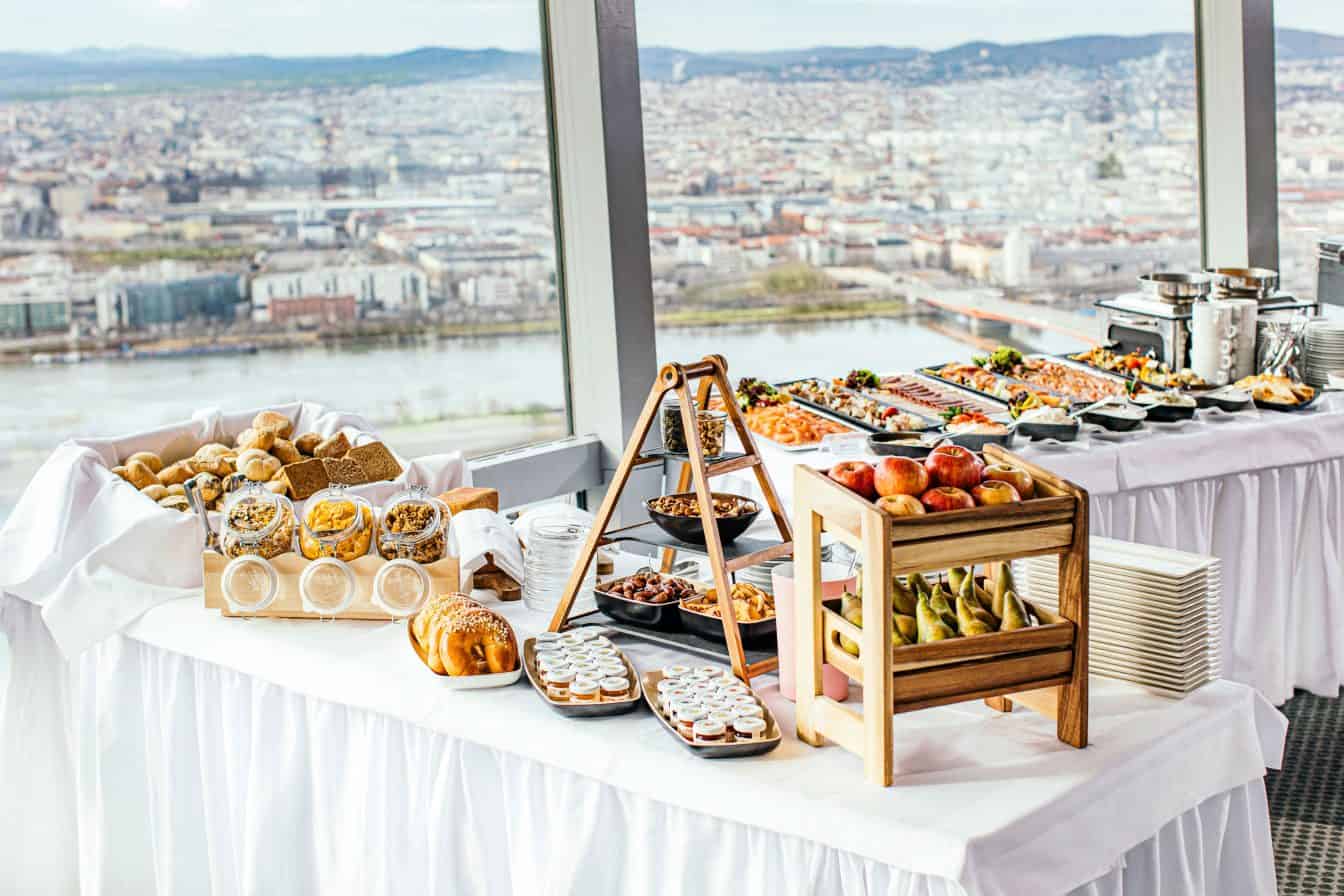 Brunch mit Aussicht auf Wien im Turmcafe des Donauturms