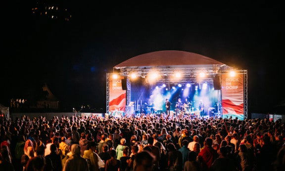 Rock im Dorf