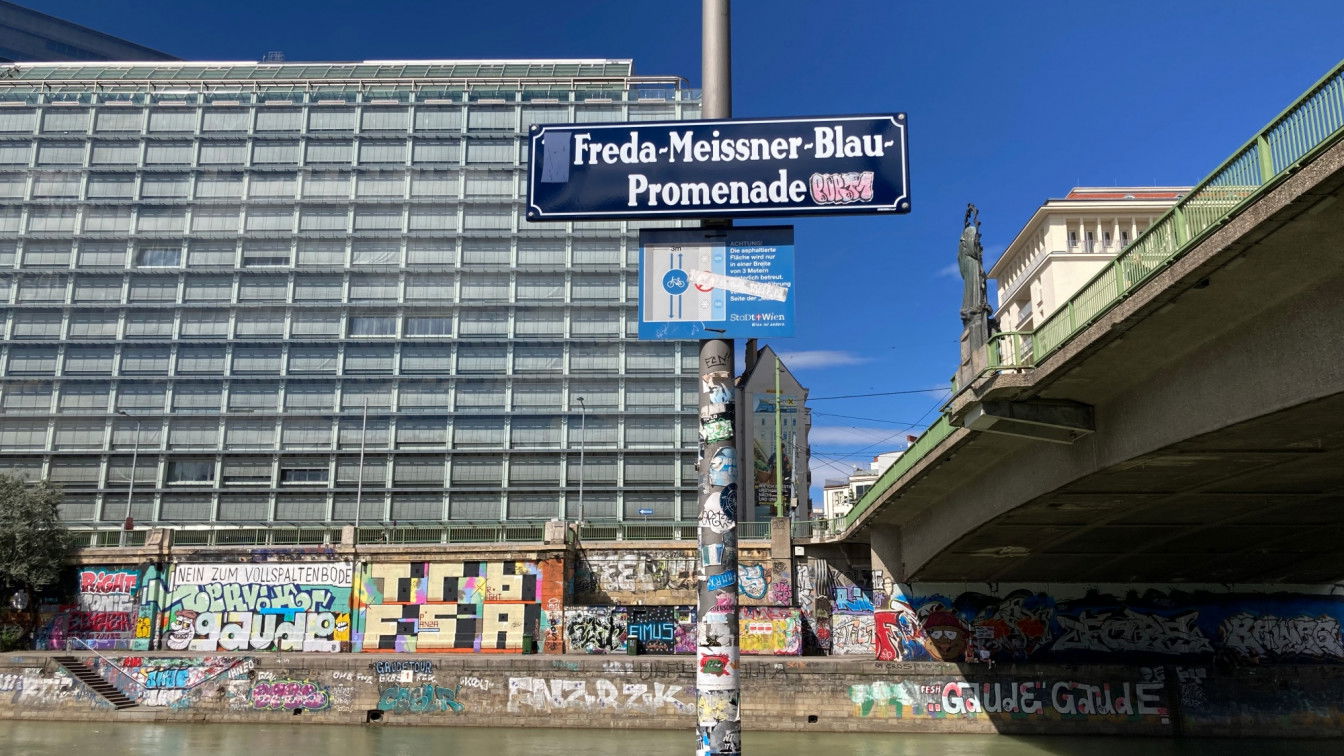Die Freda-Meissner-Blau-Promenade am Donaukanal. (c) Alissa Hacker | 1000things Die Freda-Meissner-Blau-Promenade am Donaukanal
