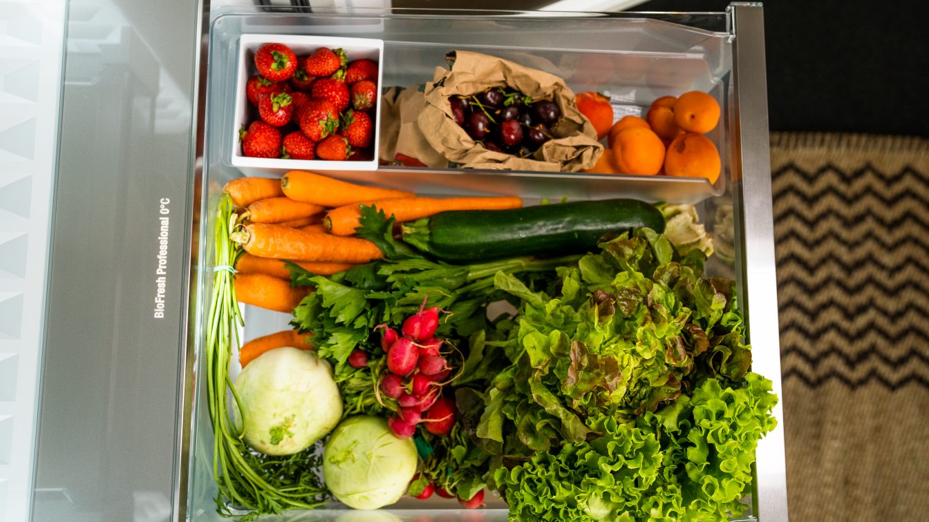 Kühlschrank einräumen: eine Gemüselade mit Obst und Gemüse ist zu sehen Eingeräumter Kühlschrank: die volle Gemüselade
