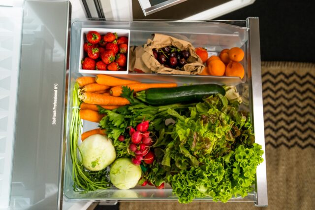 Eingeräumter Kühlschrank: die volle Gemüselade