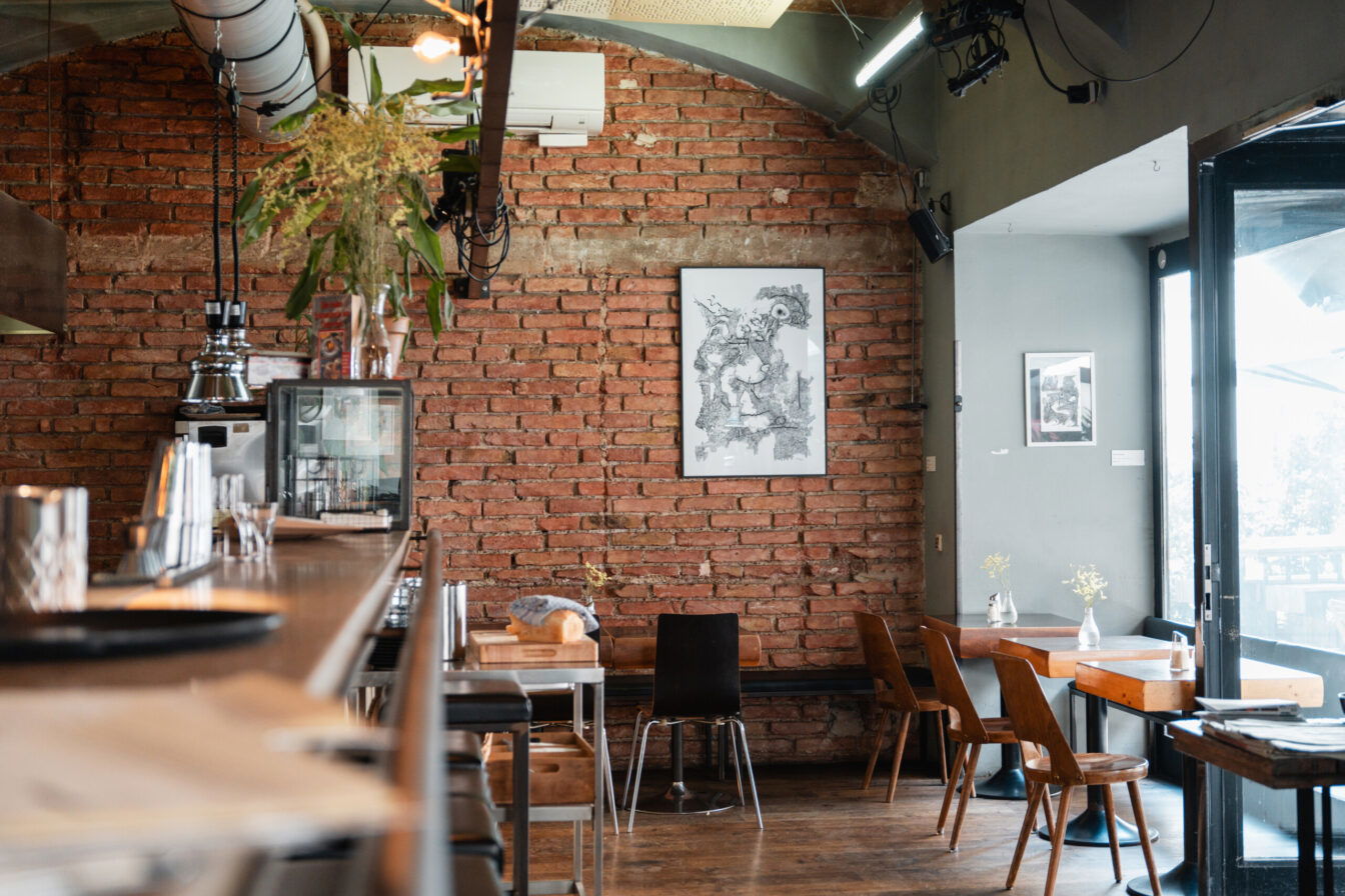 Romantisches Lokal für Dates in Wien im Herbst: Innenraum von der Zweitbester Bar, 1040