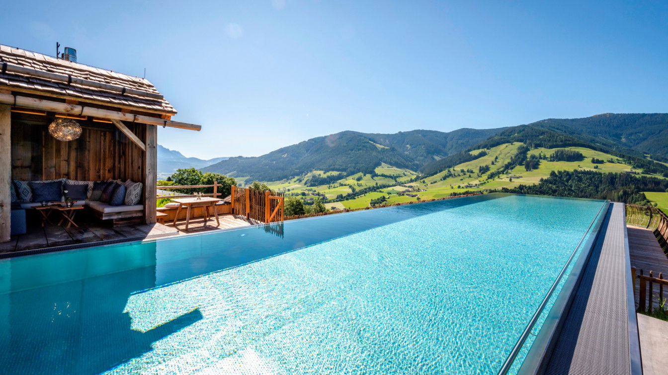 (c) Priesteregg Premium Eco Resort | guenterstandl.de Priesteregg Bad Infinity Pool Aussicht Berge