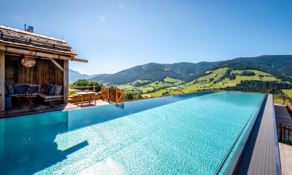 Priesteregg Bad Infinity Pool Aussicht Berge
