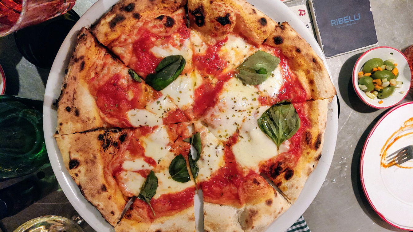 (c) Michael Simmer | 1000things 25hours Hotel Wien Restaurant Ribelli Pizza Titelbild