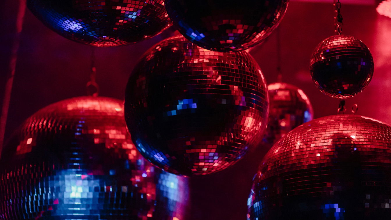 (c) Alexander Popov | Unsplash Discokugeln im Club