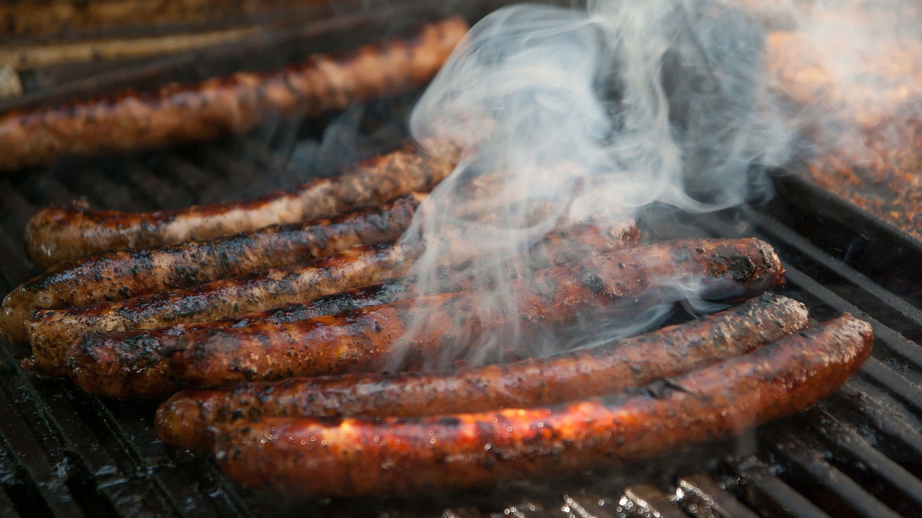 https://pixabay.com/de/photos/grill-w%c3%bcrste-merguez-rauch-2783457/ Würstelstand