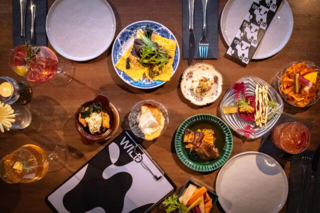 Tisch gedeckt mit Tapas und Cocktails im Wildling Wien