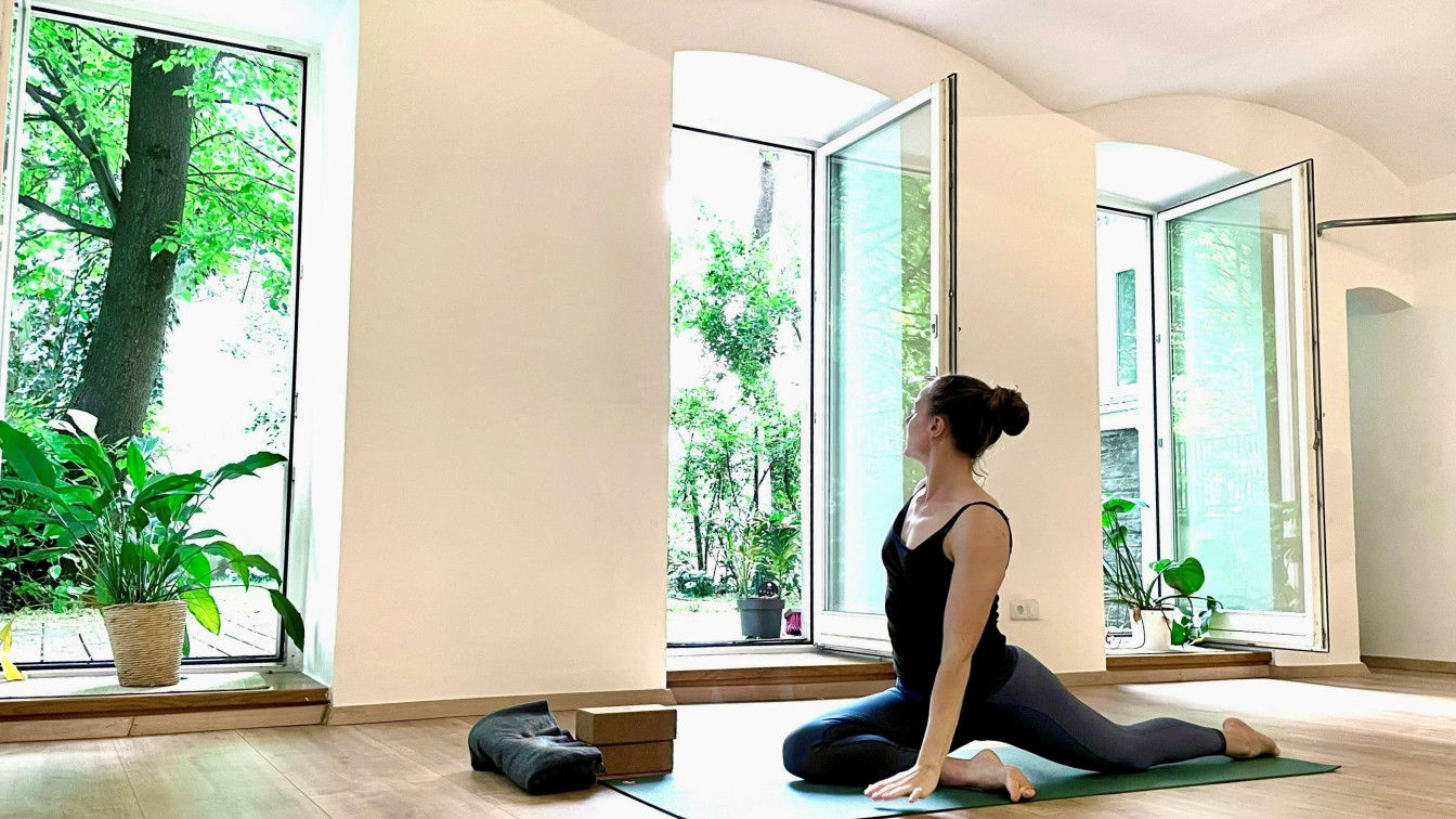 Eine Frau praktiziert Yoga bei The Garden Studio in Wien