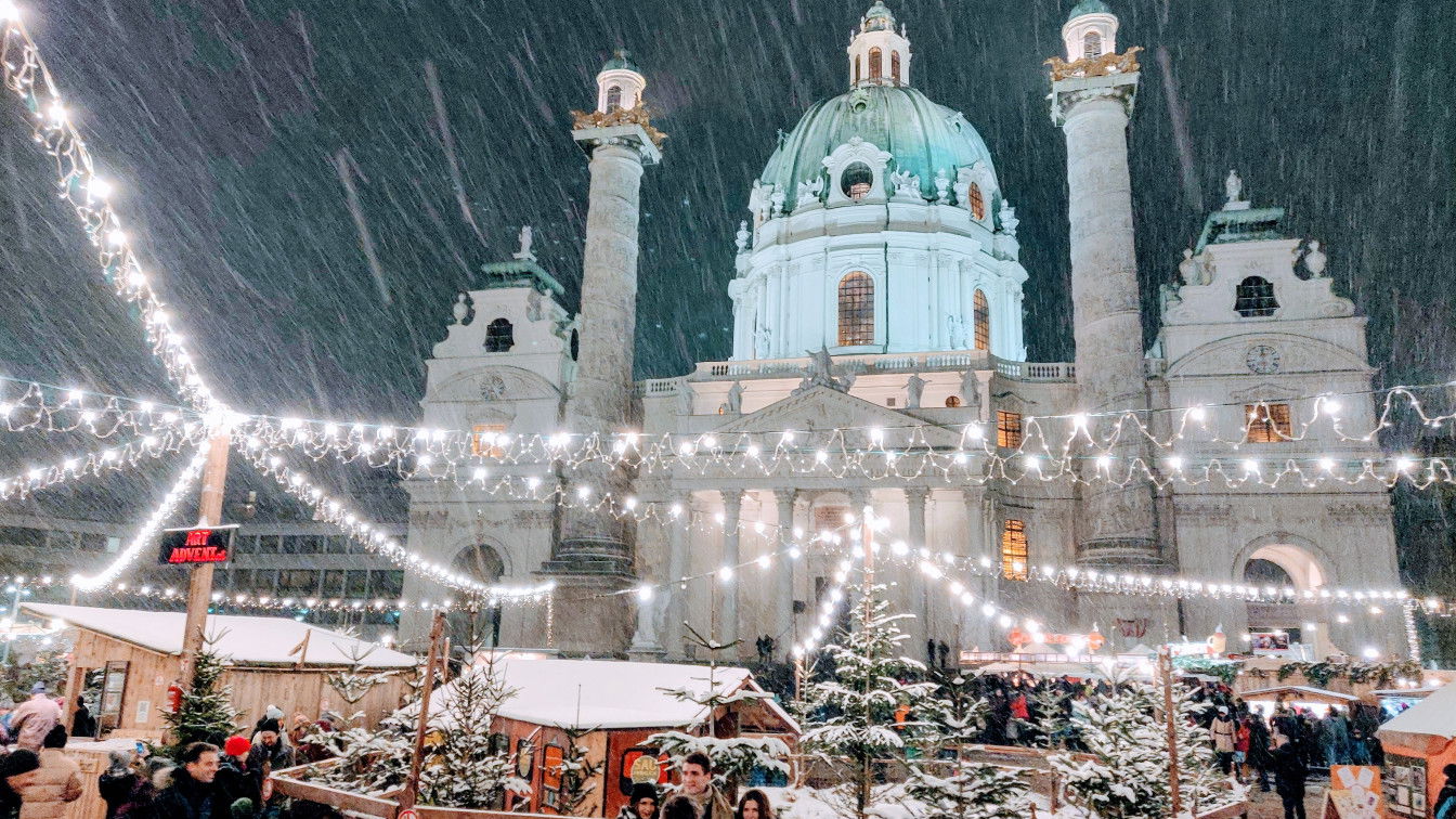 Der Weihnachtsmarkt am Karlsplatz. (c) Michael Simmer | 1000things Weihnachtsmarkt Karlsplatz