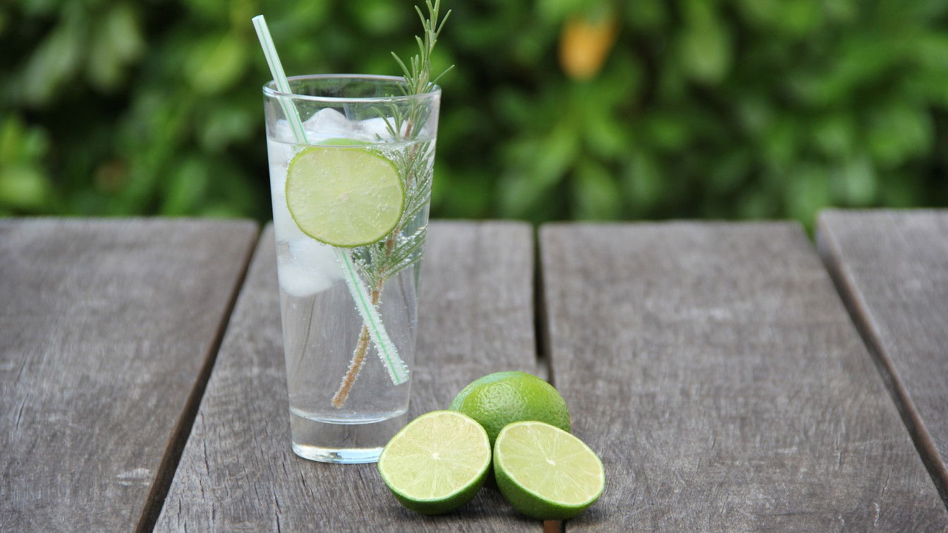 https://pixabay.com/de/photos/gin-tonic-cocktail-alkohol-trinken-2126375/ Gin Tonic