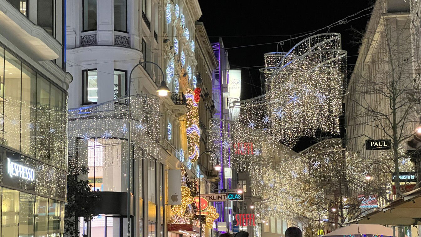 Weihnachtsbeleuchtung in der Kärntner Straße (c) Theresa Komornyik | 1000Things Weihnachtsbeleuchtung_Kärntner Straße