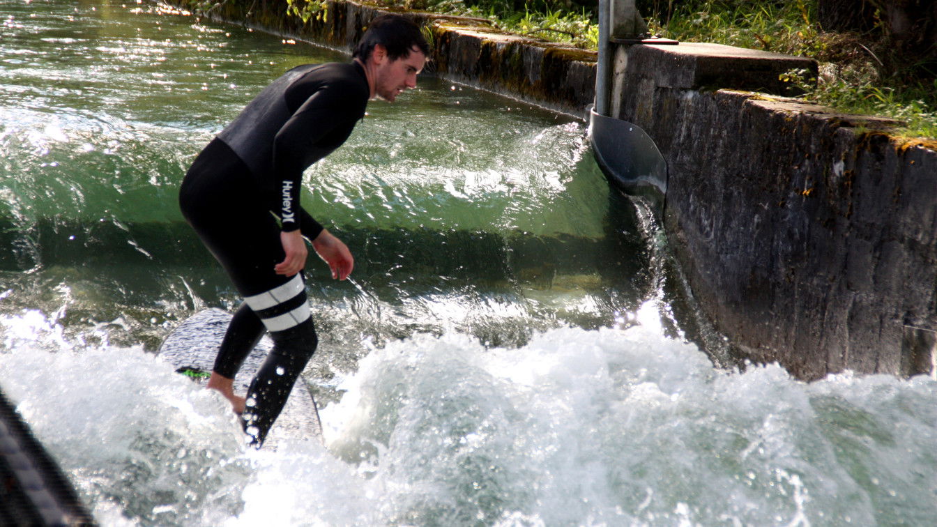 (c) Peter Schad | Unsplash Surfen im Kanal