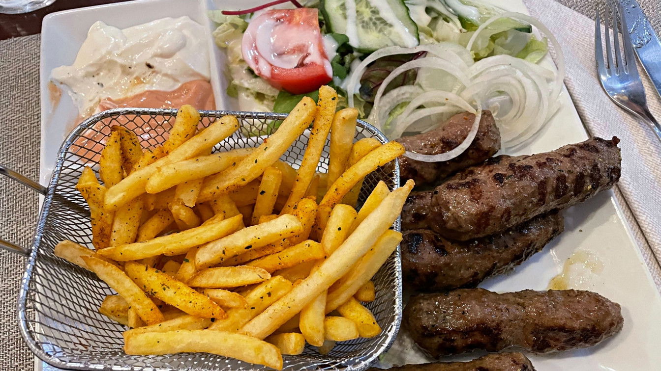 Die Cevapcici bekommt ihr im Gasthaus zur Grünen Laterne mit Pommes und Salat. (c) David Samhaber | 1000things Cevapcici
