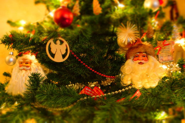 Weihnachtsbaum mit Christbaumkugeln