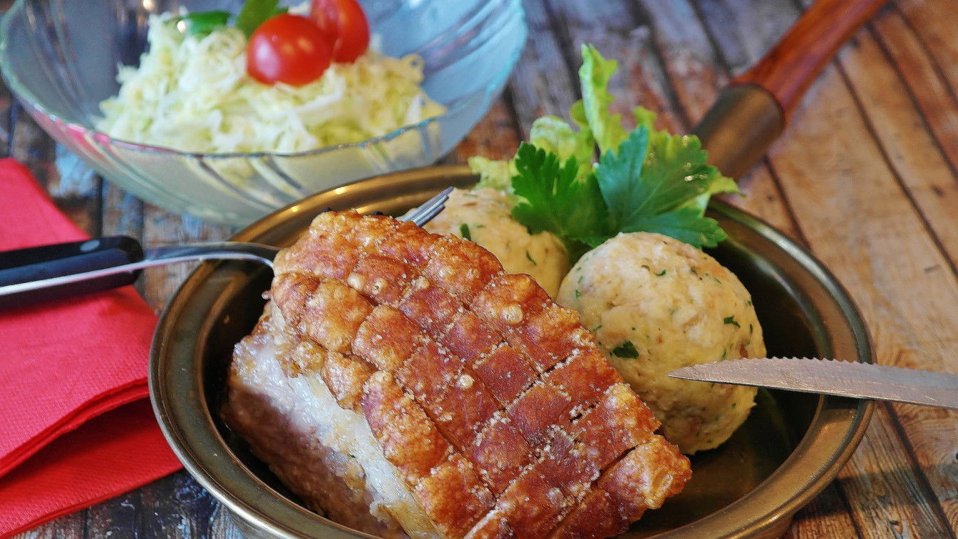 https://pixabay.com/de/photos/schweinebraten-krustenbraten-kn%c3%b6del-2273819/ Schweinsbraten