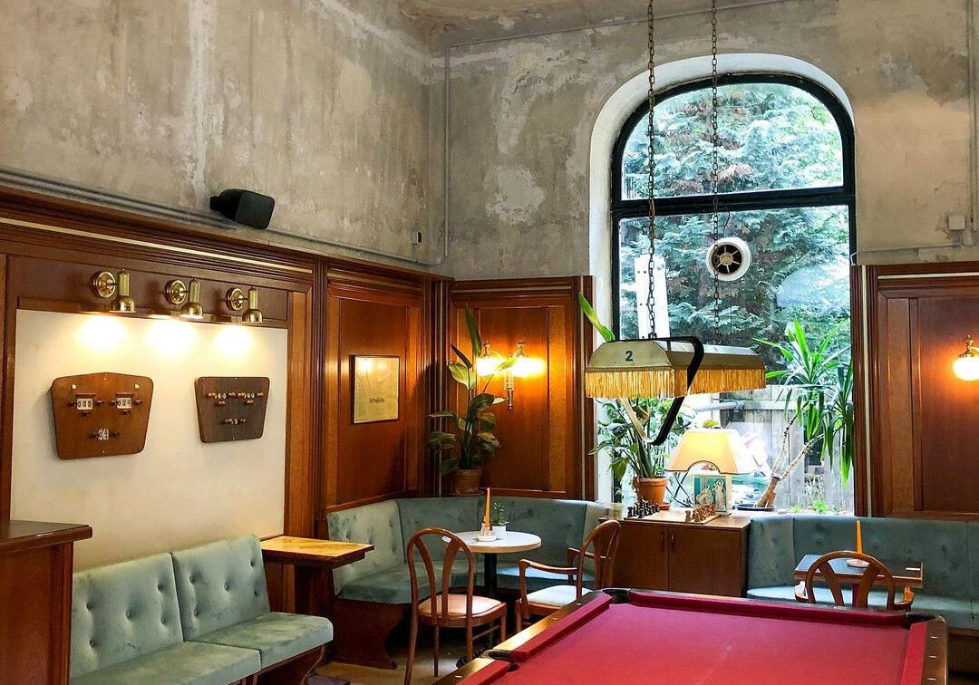 (c) @cafe.kriemhild Cafe Kriemhild Billard spielen in Wien