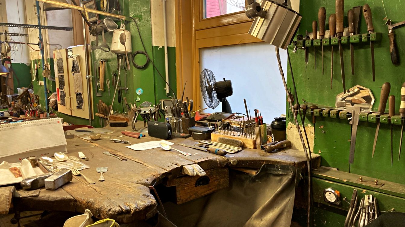 Seit 1847 produziert man in der Silberschmiede Jarosinski & Vaugoin Besteck und mehr in Handarbeit. (c) Alissa Hacker | 1000things Jarosinski & Vaugoin Silberschmiede