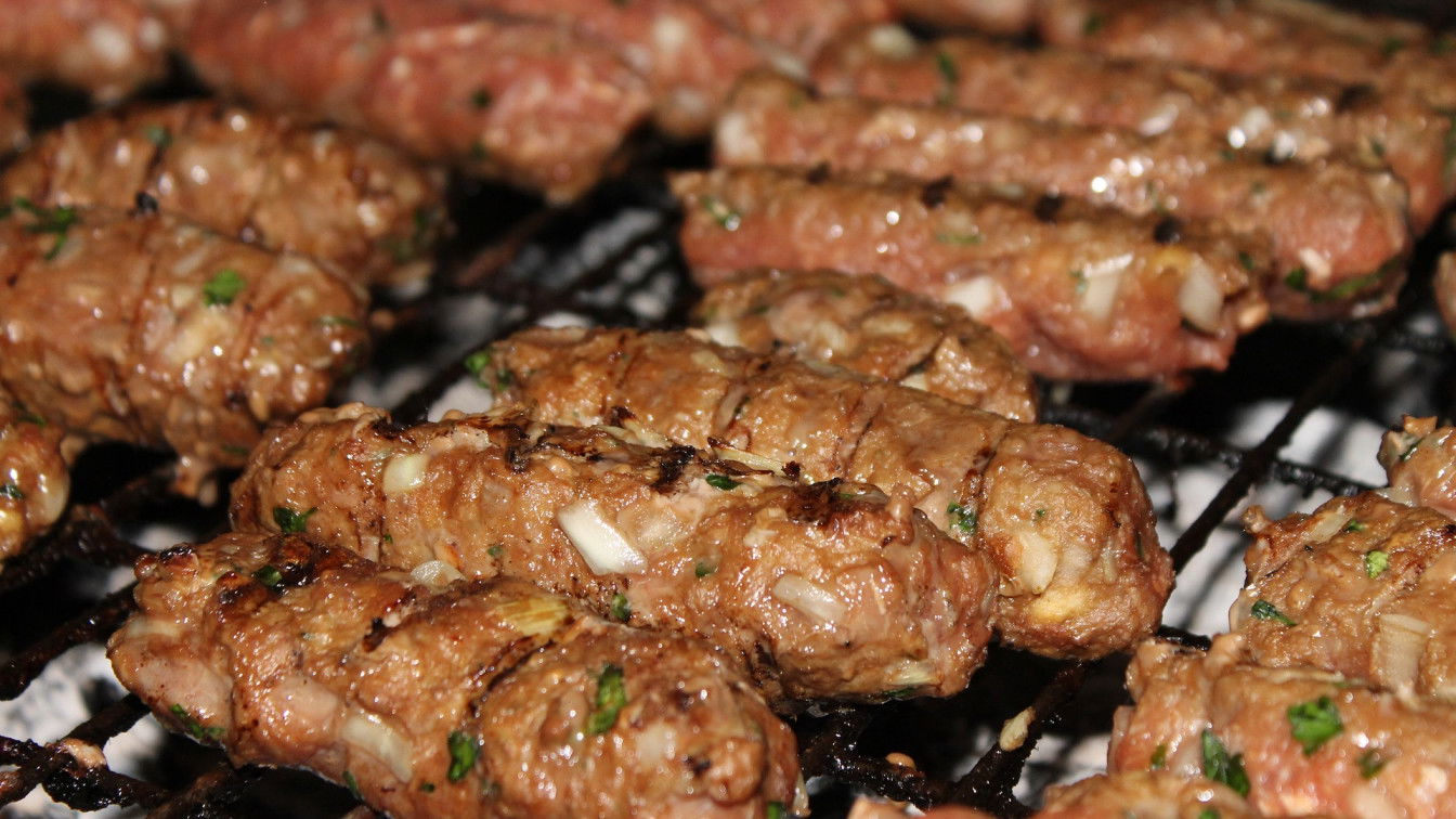 (c) Pixabay Cevapcici https://pixabay.com/de/photos/ćevapčići-ćevapi-hackfleisch-4546669/