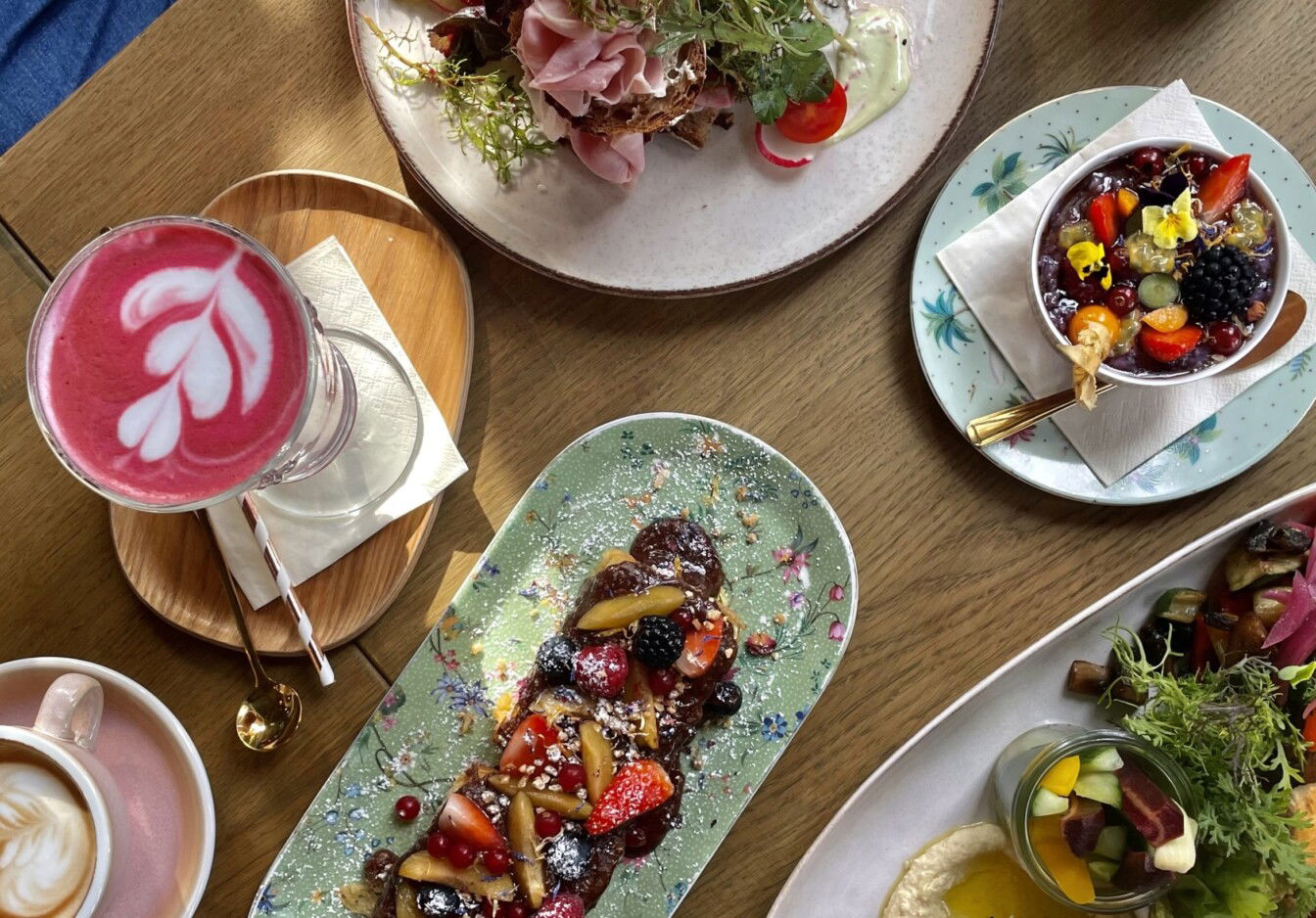 eine Auswahl an Frühstücksgerichten im Café Ponykarussell in Wien