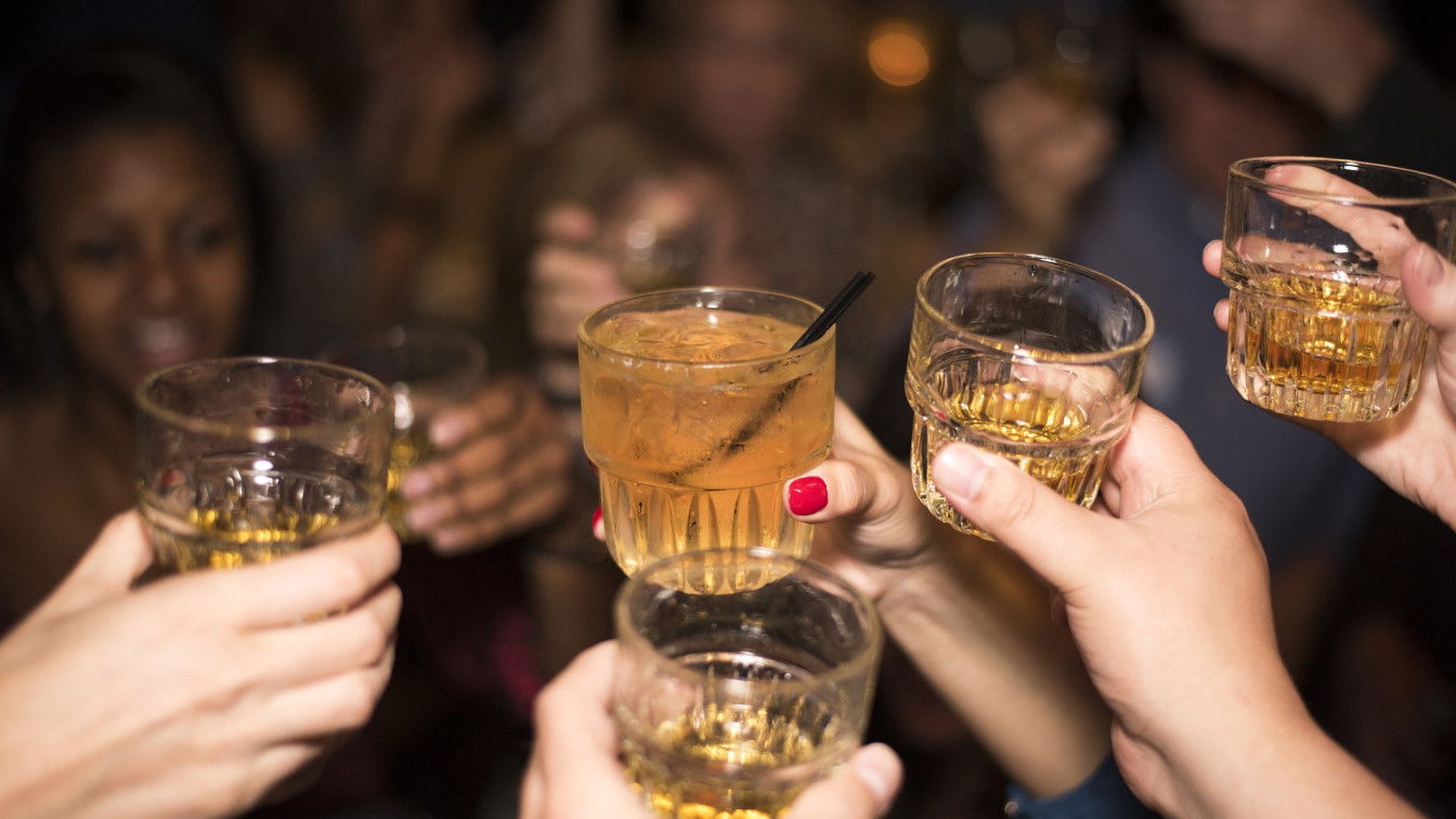 Anstoßen mit Whisky