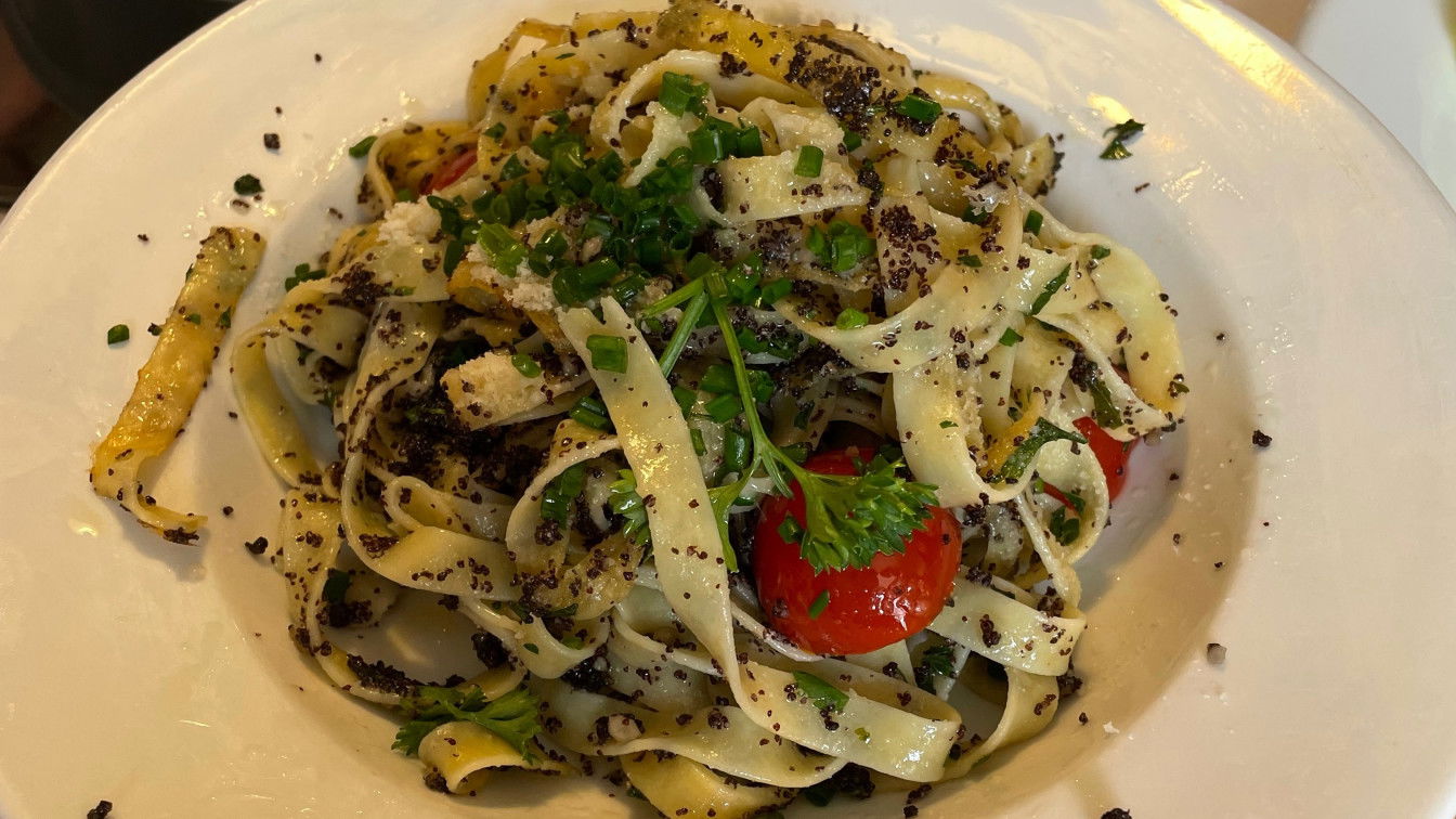 (c) David Samhaber | 1000things Nudeln mit Mohnpesto und Tomaten