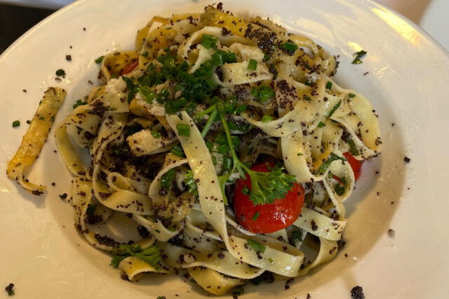 Nudeln mit Mohnpesto und Tomaten