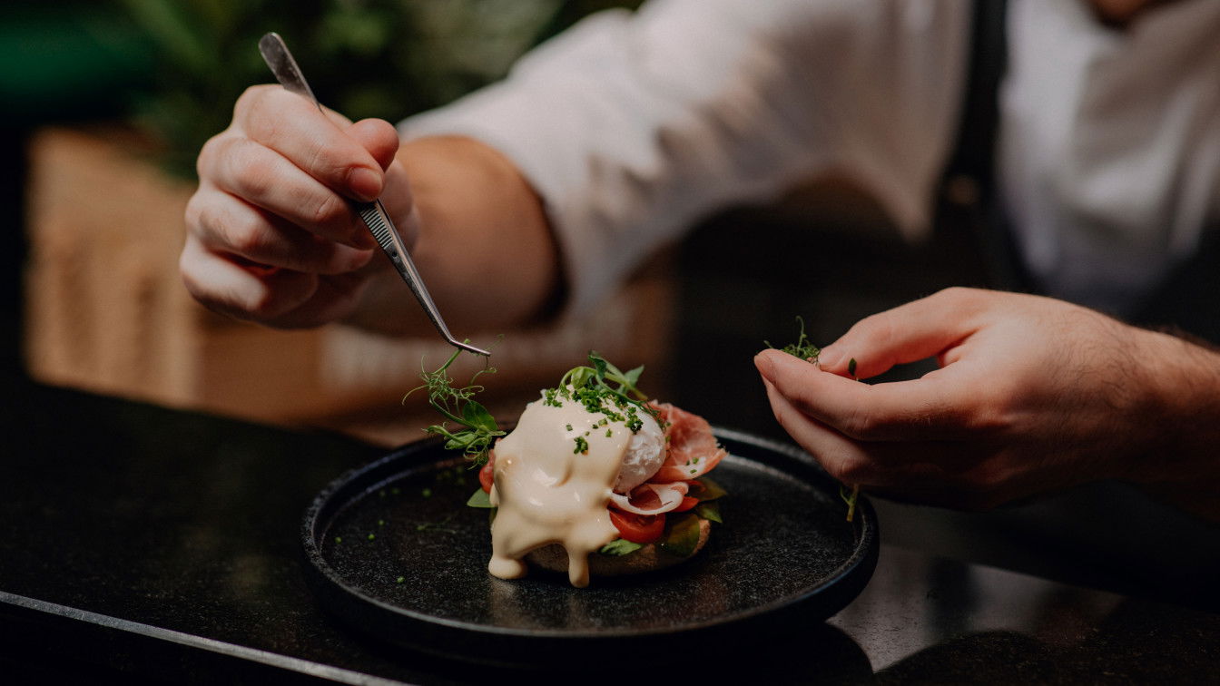 (c) LENZ Social Dining Eggs Benedict im LENZ