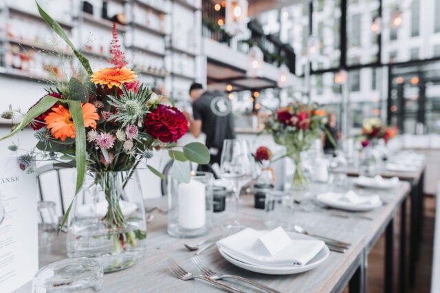 Gedeckter Tisch für eine Feier im Restaurant Glashaus in Wien