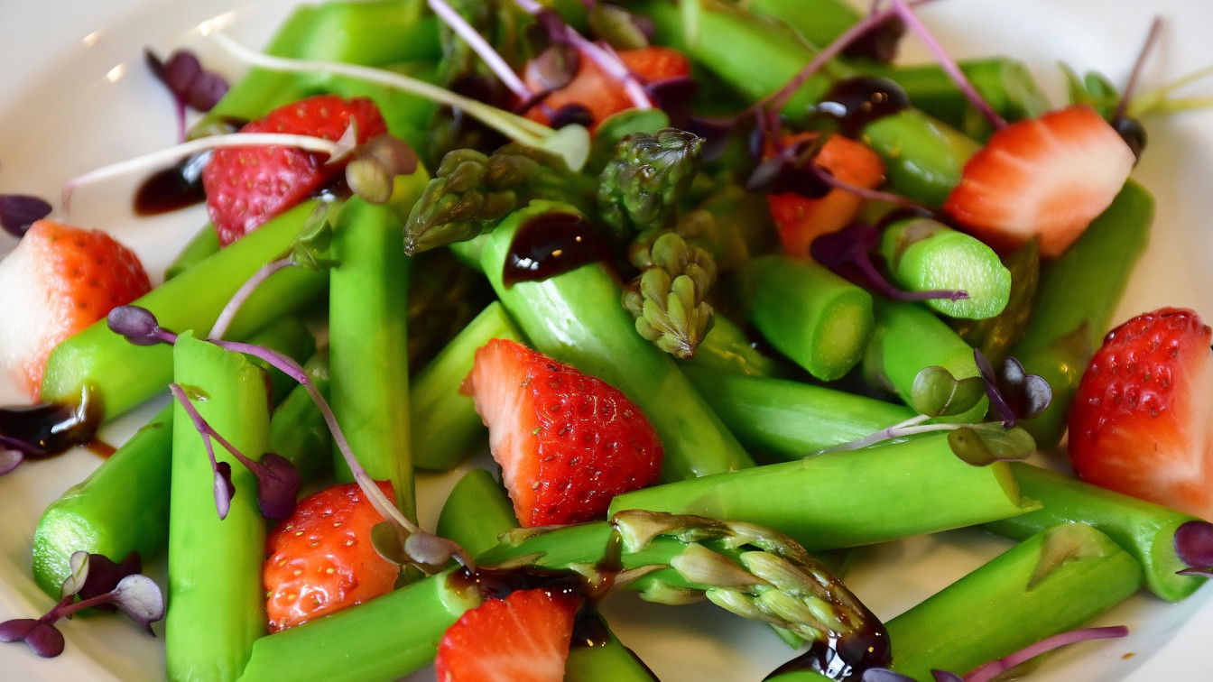 (c) Pixabay Spargelsalat mit Erdbeeren