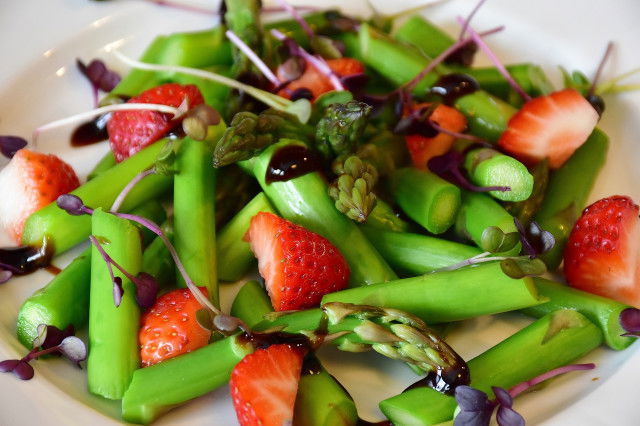 Spargelsalat mit Erdbeeren