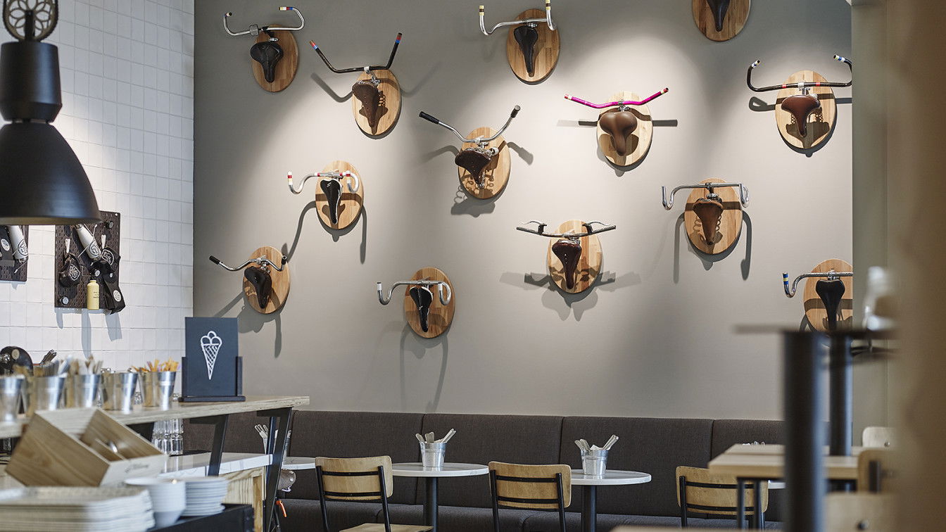 (c) Andaz Vienna Am Belvedere Cyclist Hotel Andaz Café 10. Bezirk