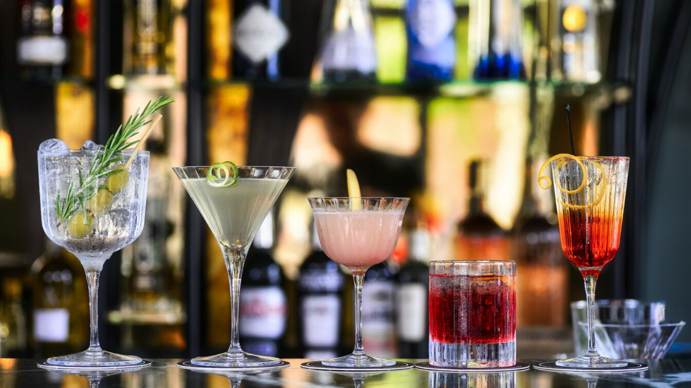 https://unsplash.com/de/fotos/QYWYnzvPTAQ Bars Klagenfurt