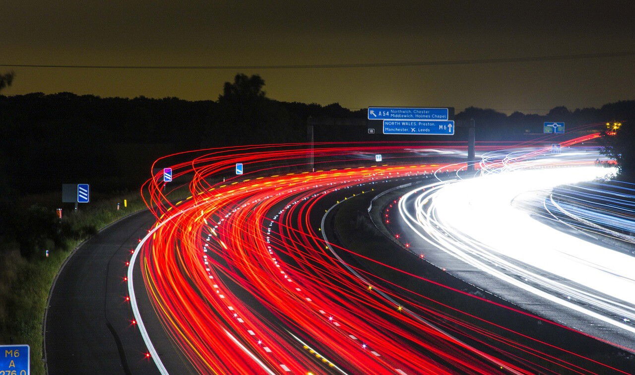 (c) Pixabay Autobahn bei Nacht