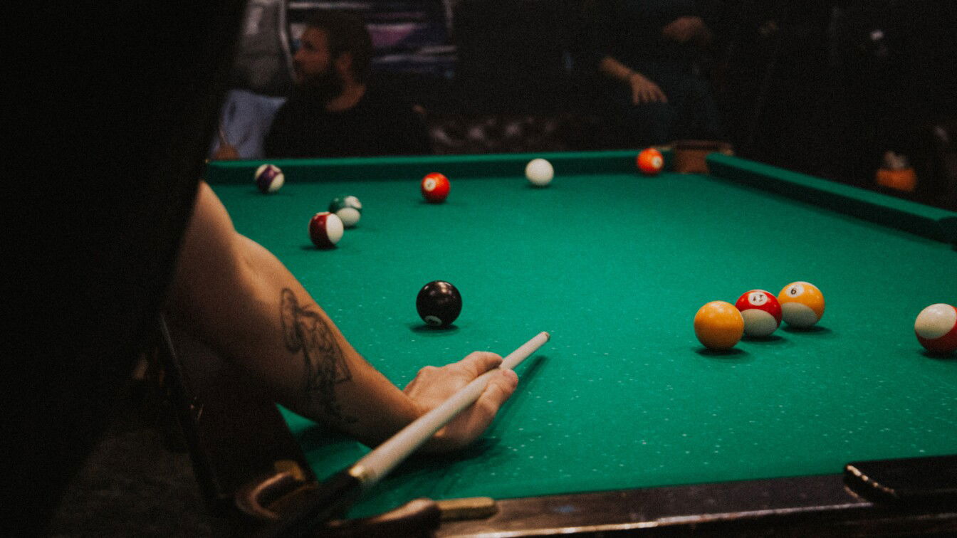 (c) Klara Kulikova | Unsplash Beislsport Pub Billard Pool