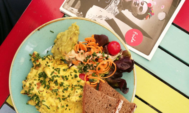 Frühstück im Cafe Frida am Brunnenmarkt in Wien, 1160