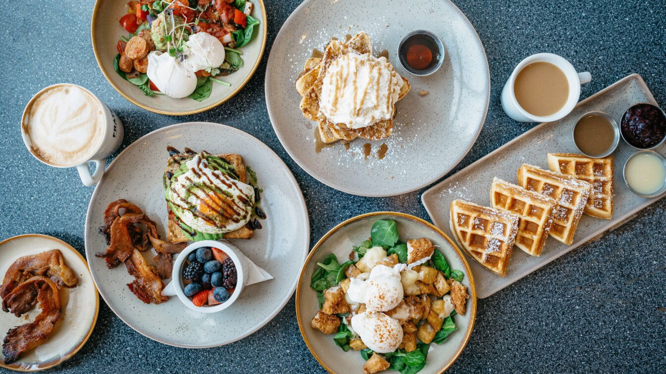 (c) Unsplash | Davey Gravy Brunch am Tisch