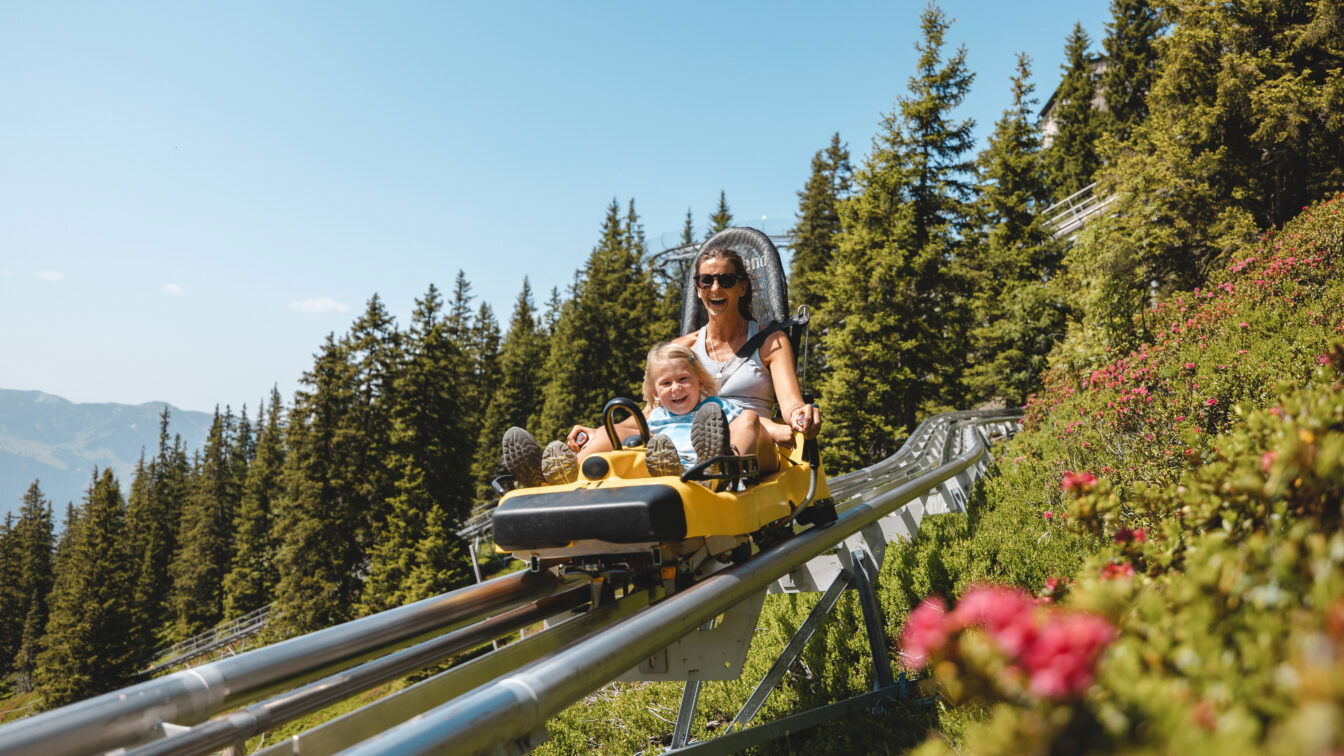 (c) Alpbachtal Tourismus | Mathäus Gartner Lauser Sauser Alpine Coaster Mutter mit Sohn Sommer Alpbach