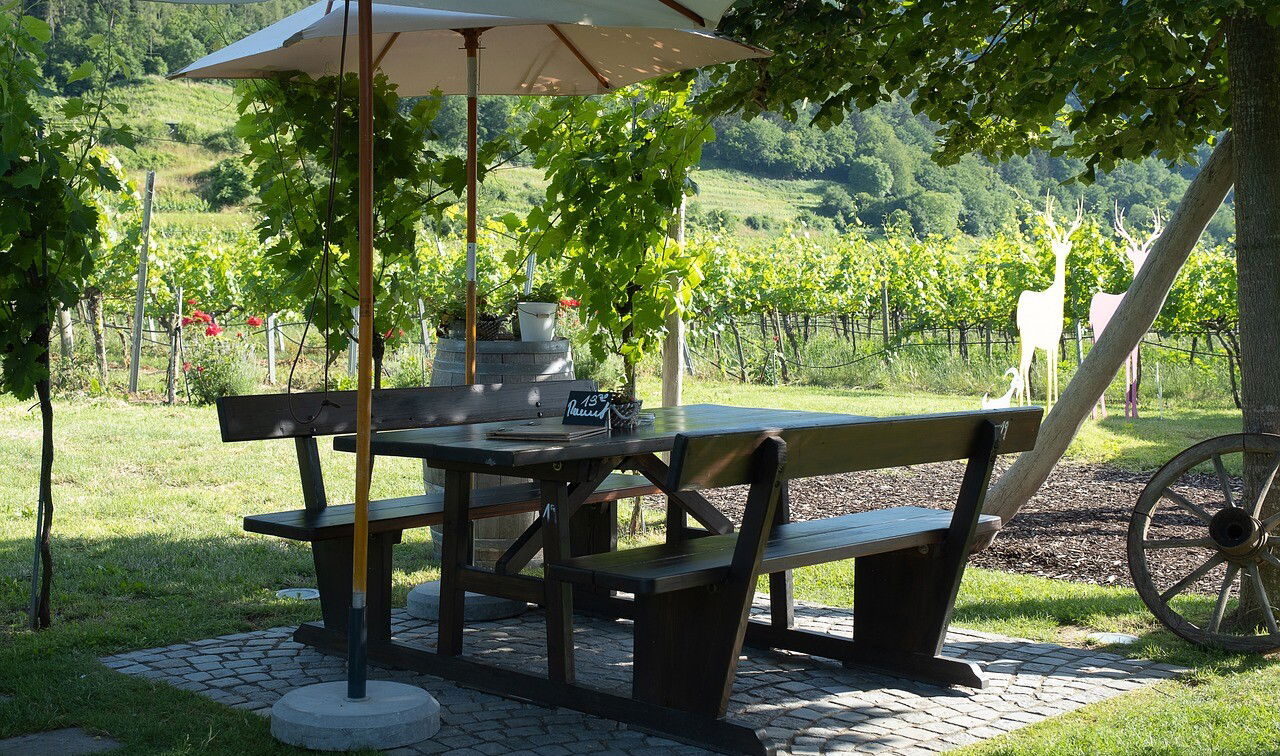 (c) Pixabay Tisch im Gastgarten