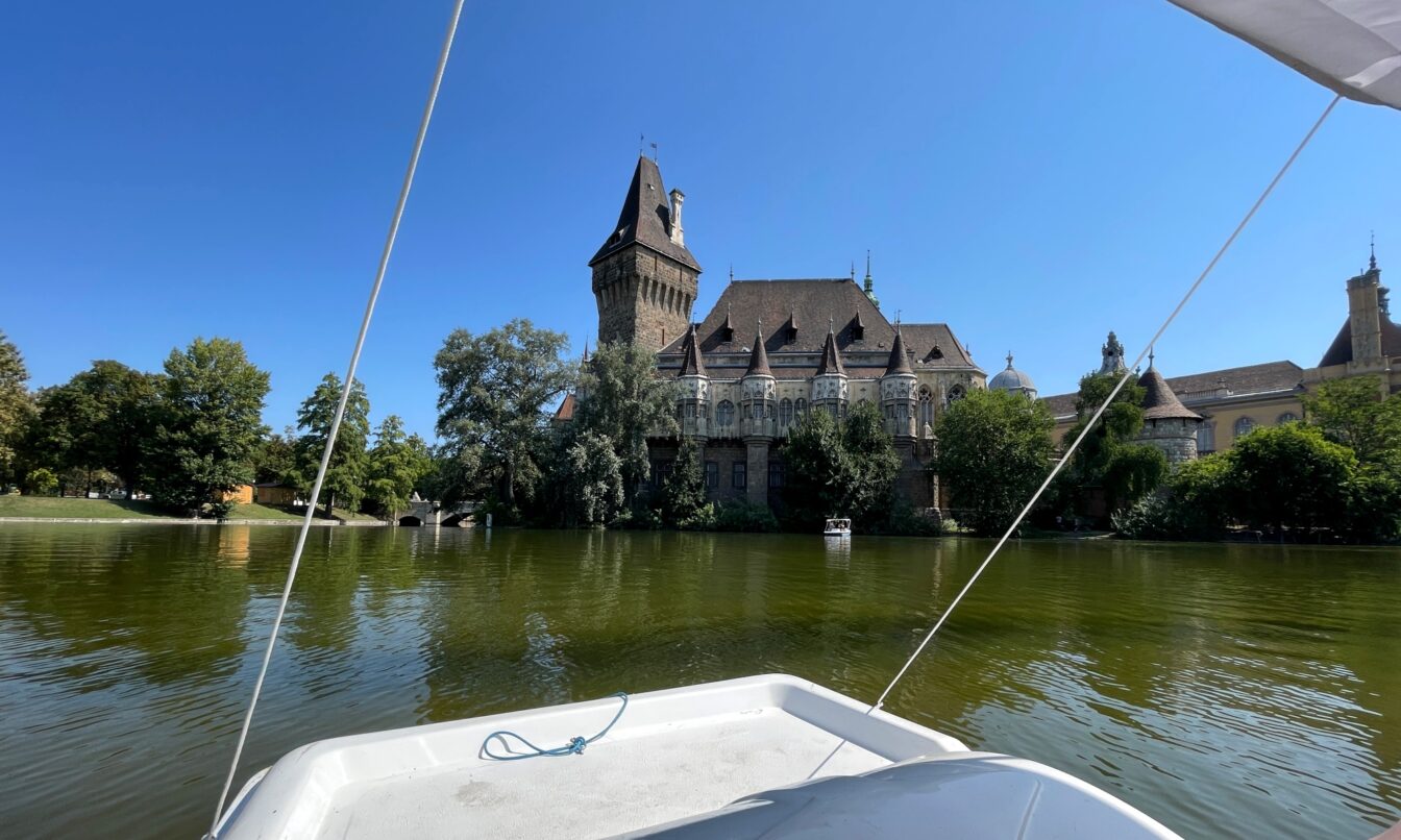 Tretboot fahren im Stadtpark Városliget in Budapest
