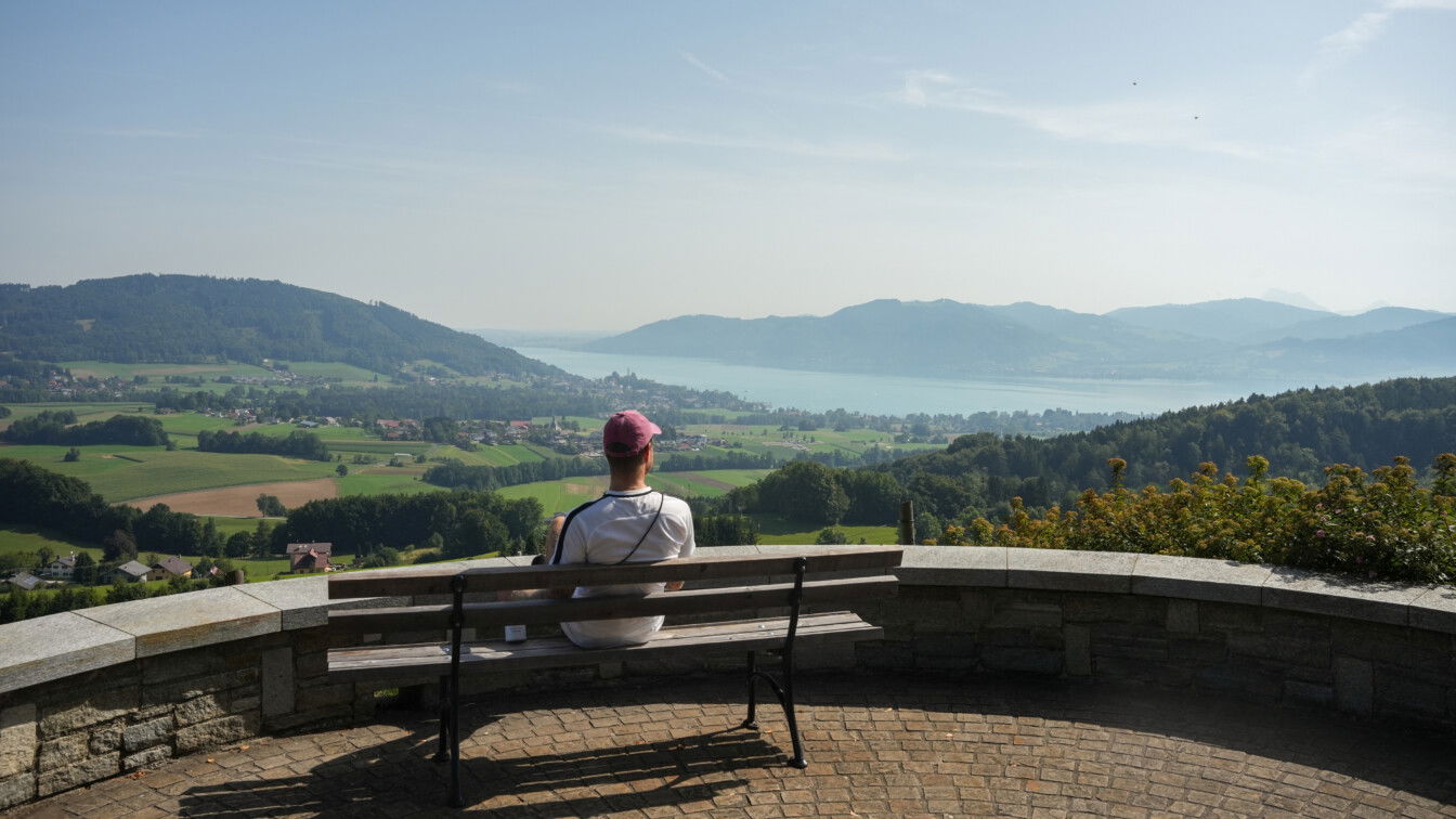 Wanderpause with a view (c) Michelle Doninger | 1000things Attersee-Attergau
