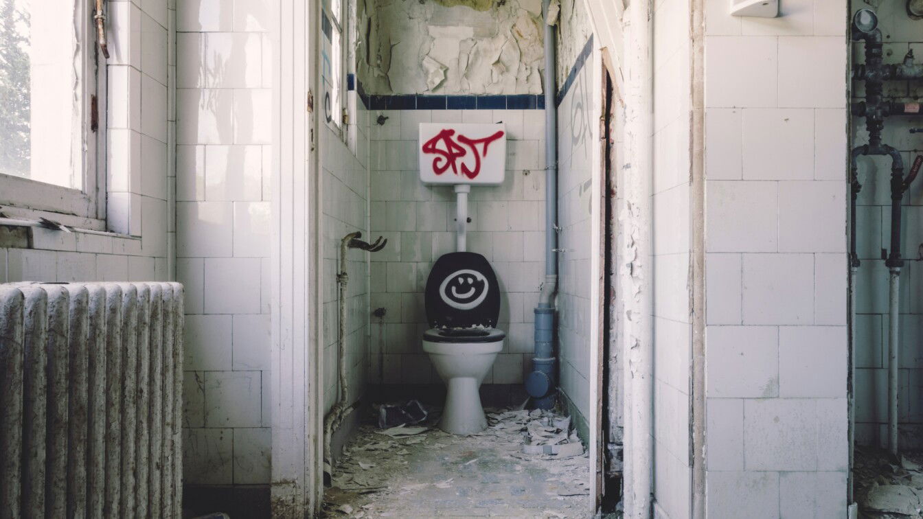 (c) Gabor Monori | Unsplash Toilette Graffiti