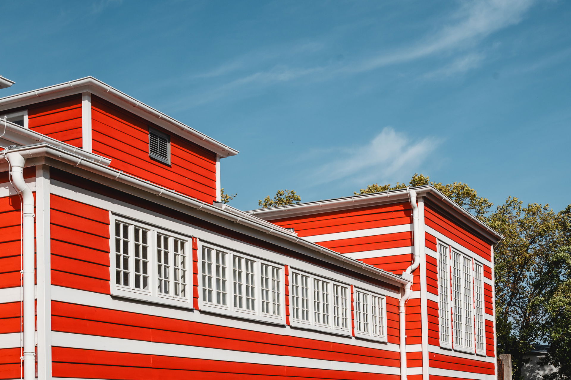 Rot-Weißes Haus vom Kongreßbad in Dornbach