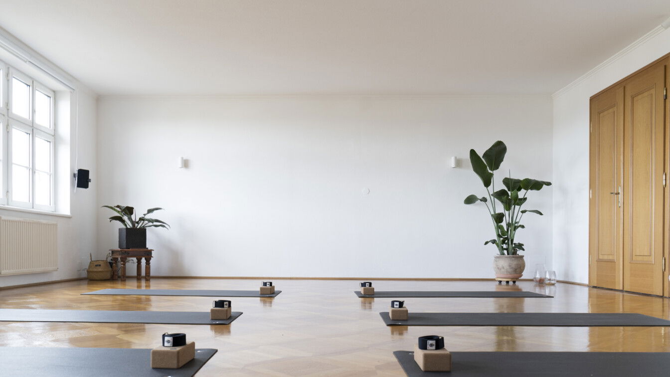 Die hellen Räume des Manas Yoga Studios am Franz-Josef-Kai