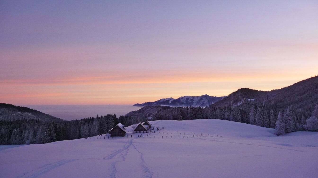 (c) Nationalpark Kalkalpen Foto Nationalpark Kalkalpen: Die Sonne geht über der winterlich verschneiten Ebenforstalm im Nationalpark Kalkalpen auf.