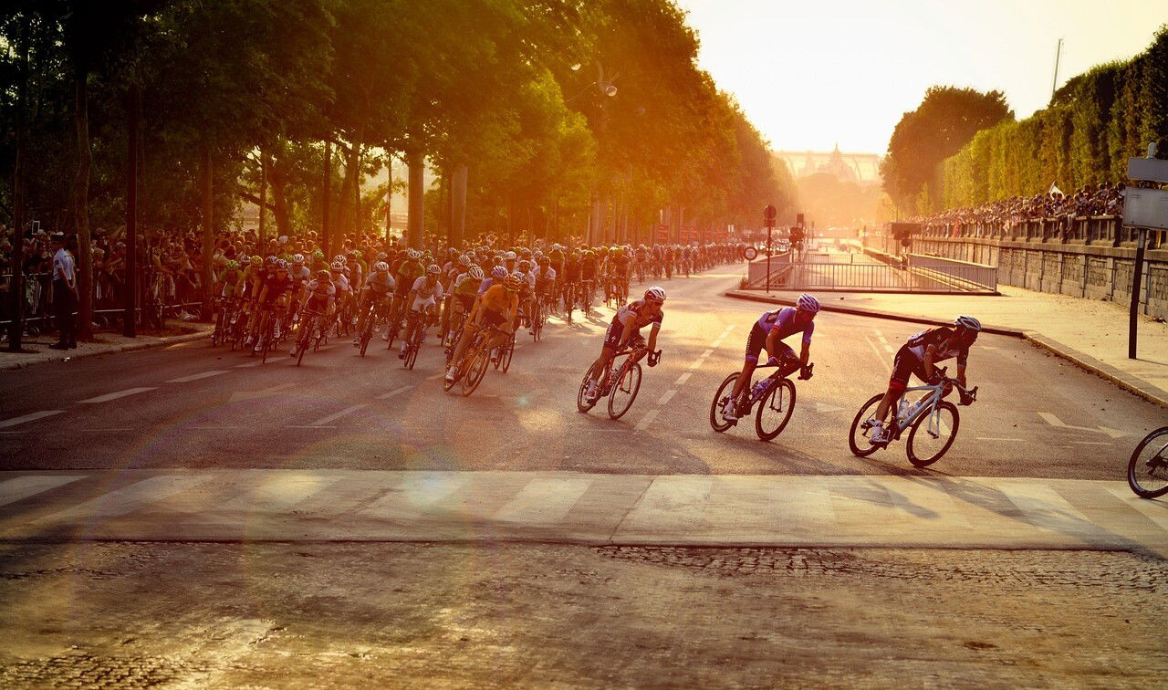 https://pixabay.com/photos/cyclists-race-tour-de-france-paris-601591/ Fahrrad fahren