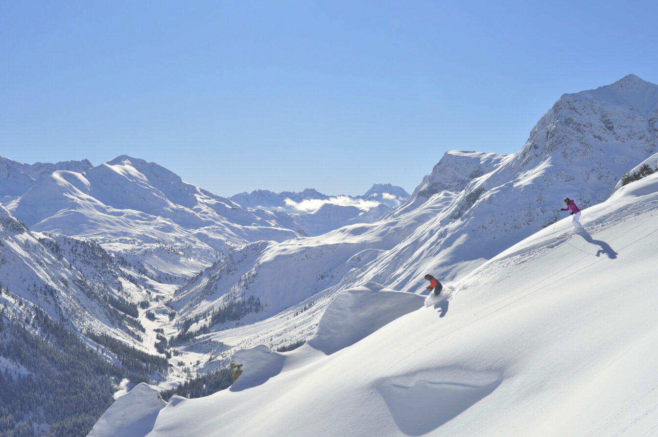 Eine Piste im Skigebiet Lech Oberlech 