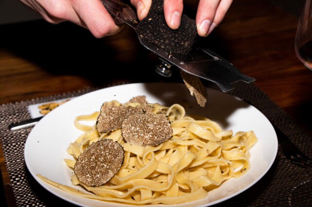 Frisch geriebener Trüffel auf Pasta