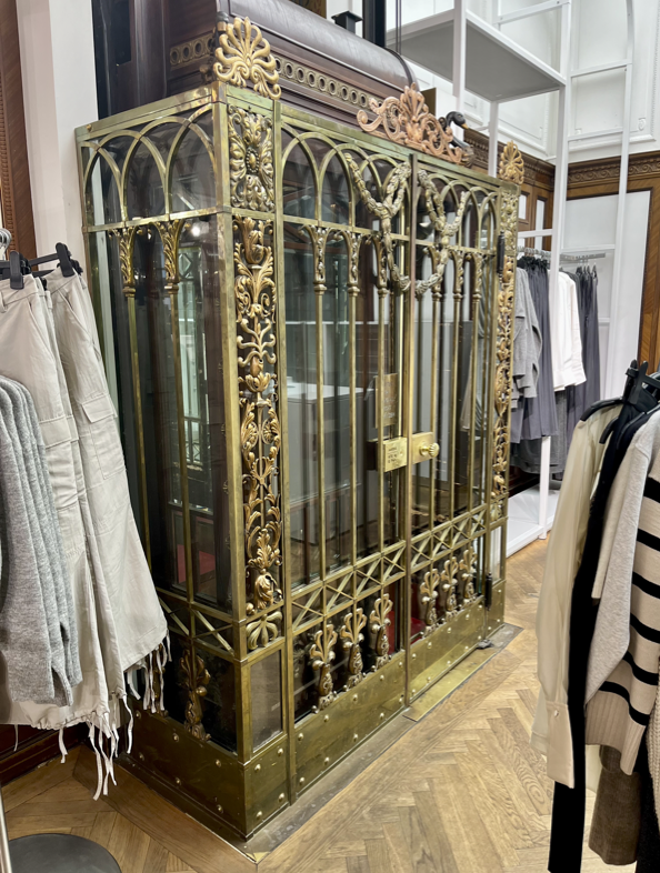 Aufzüge Wien: Aufzug im H&M beim Stephansplatz